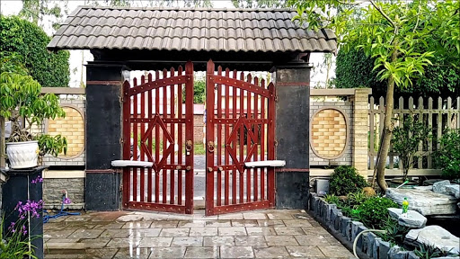 Cổng tay đòn Roger Smarty 5 lắp đặt cho nhà biệt thự sân vườn