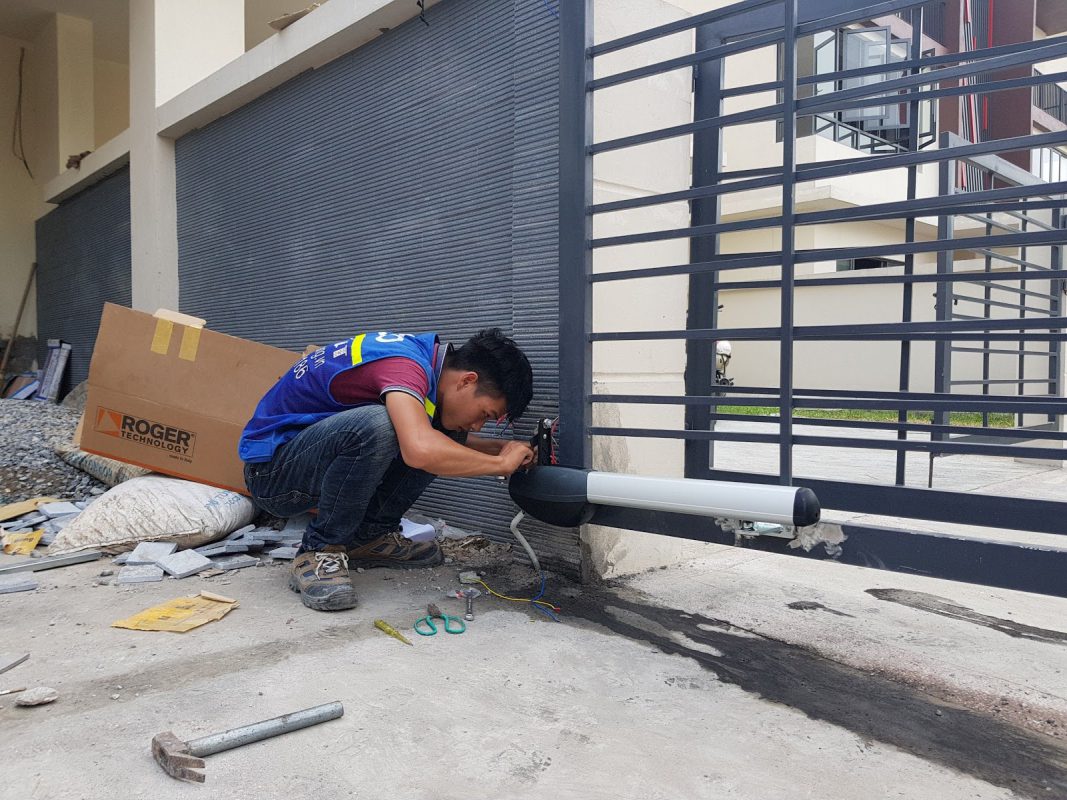Cổng sắt biệt thự lắp đặt motor Roger cánh tay đòn