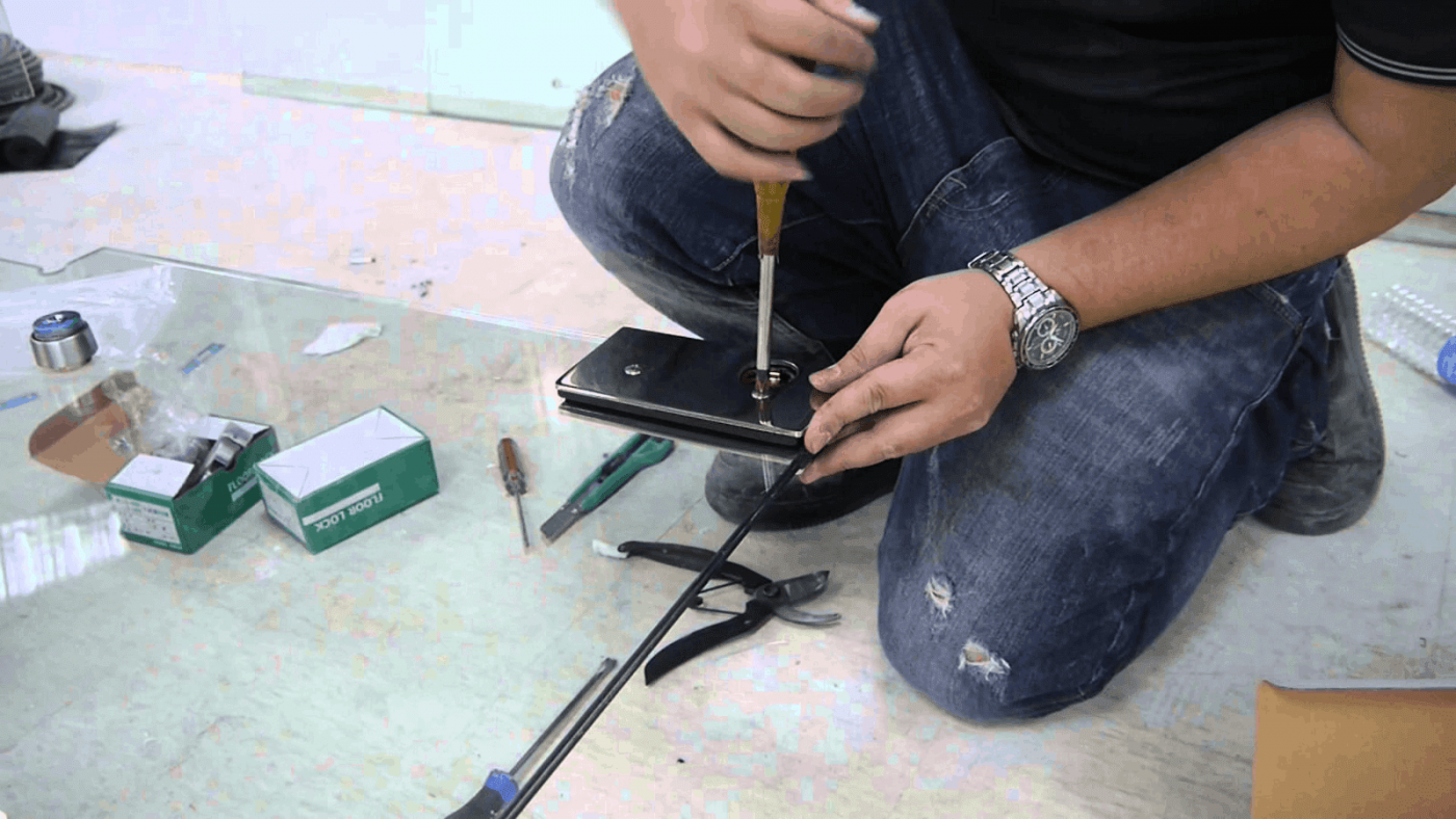 Thay mới bản lề là phương pháp sửa cửa kính cường lực đơn giản