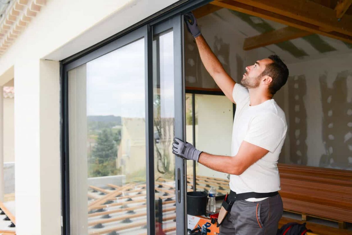 Cửa kính lùa bị xệ cần được khắc phục càng sớm càng tốt