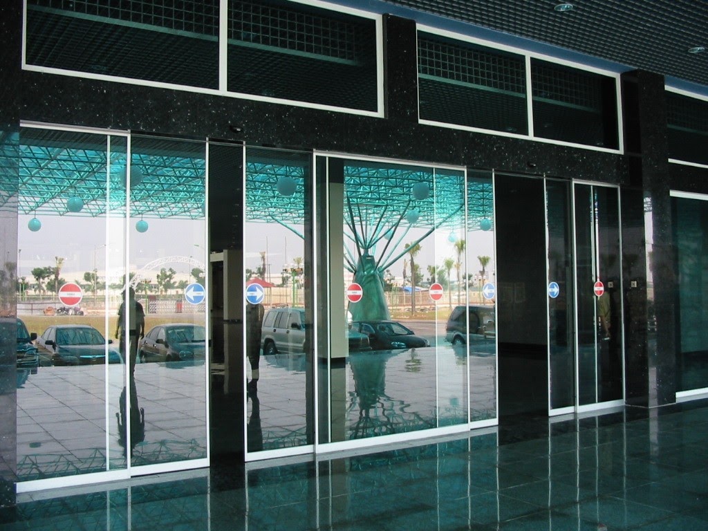 Cửa tự động trượt thẳng có thể gặp phải sự cố cần sửa chữa