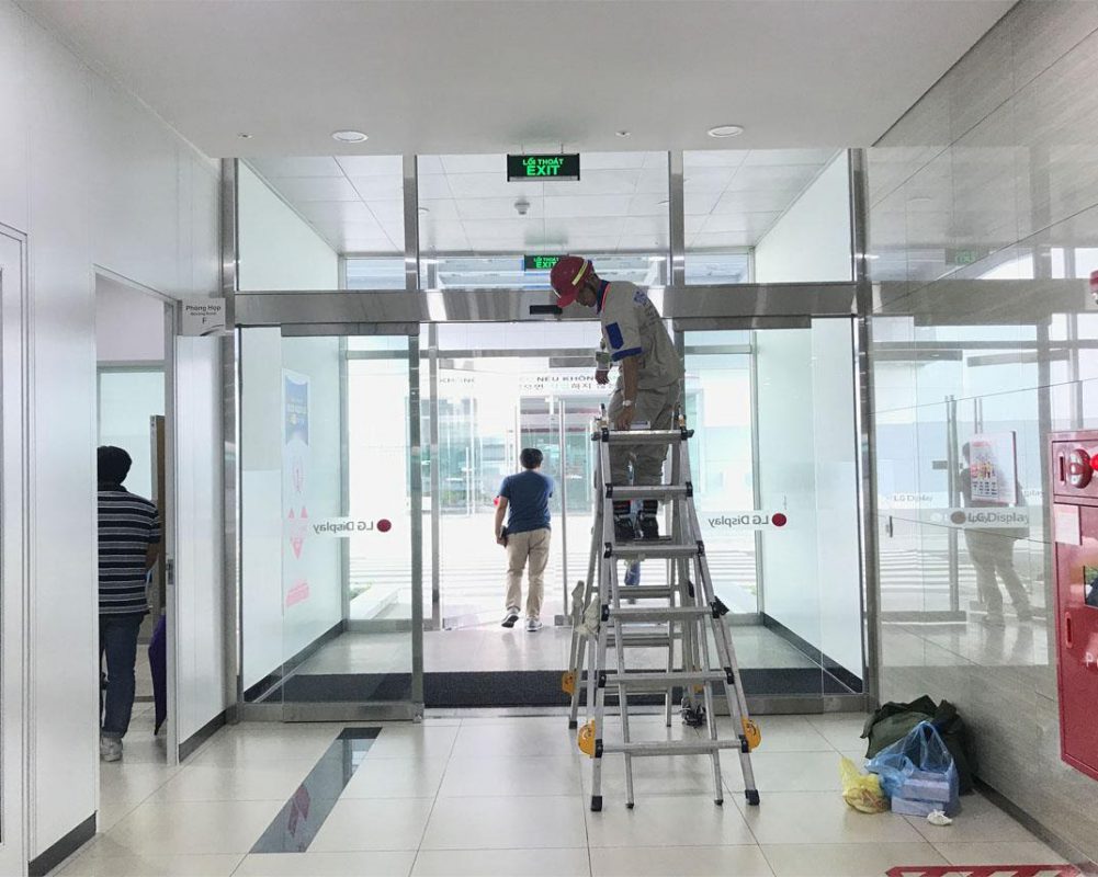 Sửa chữa và bảo hành cửa tự động là điều cần thiết khi gặp phải sự cố