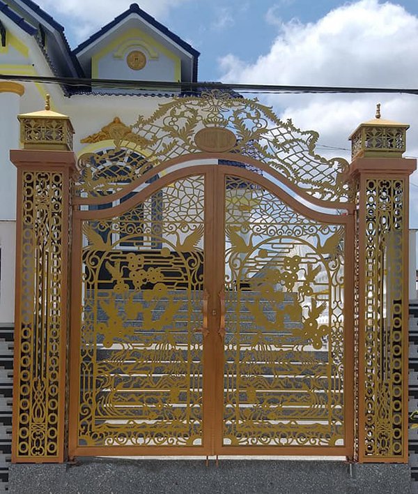 Mẫu cổng sắt CNC 2 cánh màu vàng đồng sáng nổi bật căn nhà của bạn