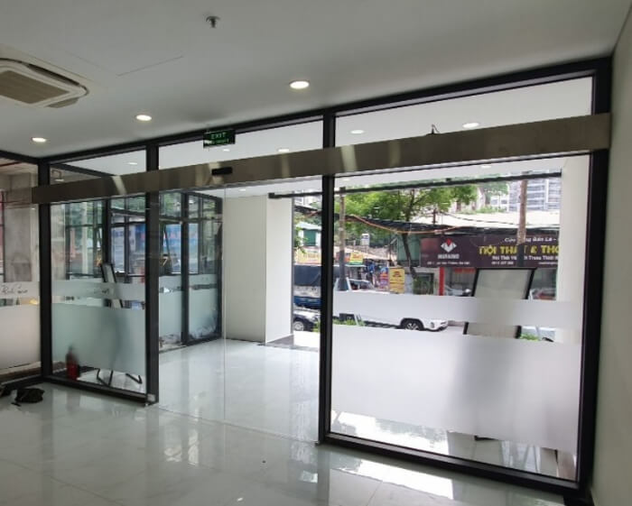 Cửa kính tự động làm từ kính cường lực