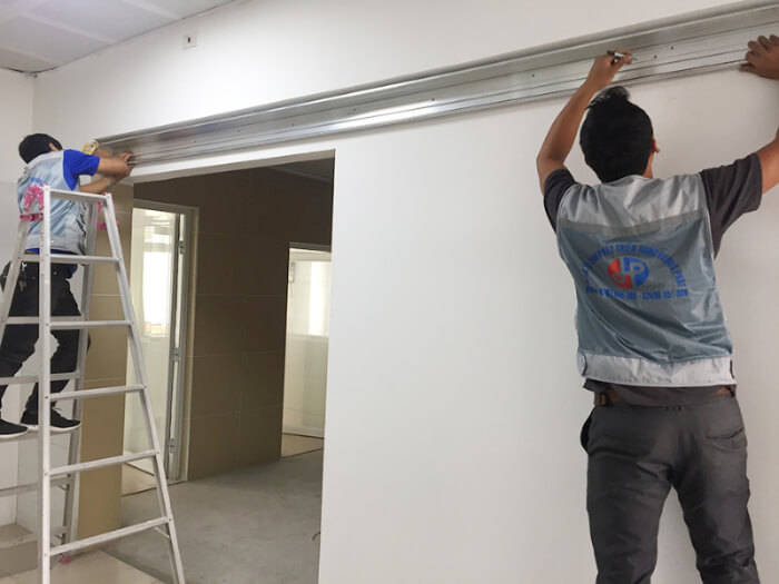 Lắp đặt cửa kính tại công ty Kính cường lực Bà Rịa