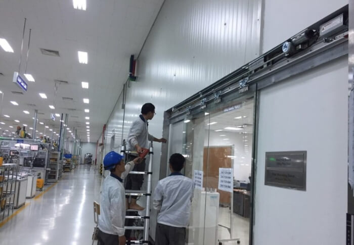 Đội ngũ kỹ sư, nhân viên lắp đặt cửa kính tự động