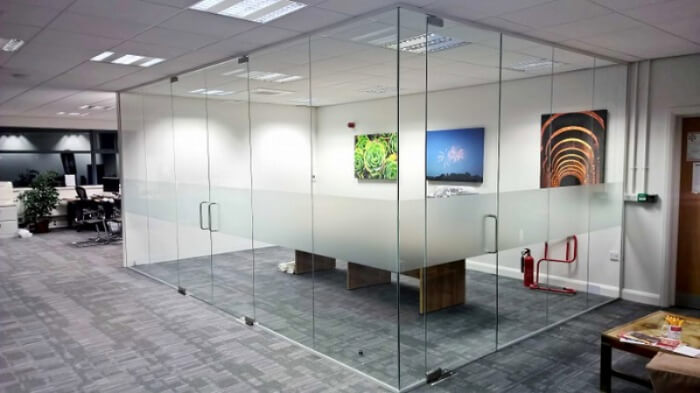 Cửa kính tự động thích hợp trong các nhà xưởng, công ty,...