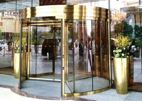 Đơn vị luôn cam kết tư vấn miễn phí và tận tình khi lắp đặt cửa xoay tự động