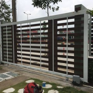 Cổng sắt lùa đang được nhiều khách hàng lựa chọn nhất