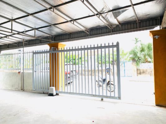 Mẫu cổng sắt vận hành êm ái, bền bỉ