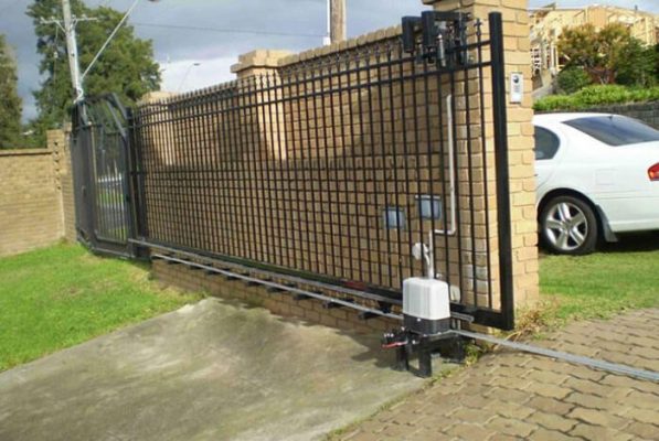 Cổng sắt lùa mang lại sự tiện nghi cho người dùng