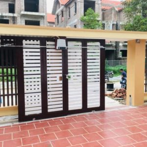 Cổng sắt lùa thường khó lau chùi, vệ sinh