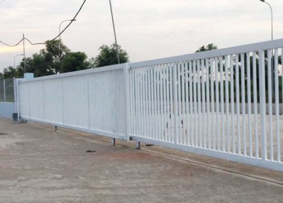 Cổng sắt lùa đảm bảo an toàn trong quá trình sử dụng
