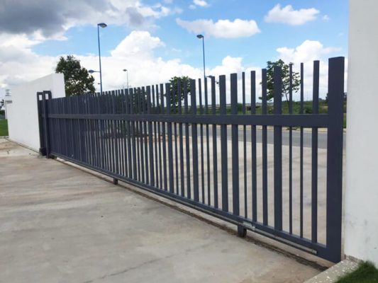 Cổng sắt trượt lùa giúp tiết kiệm không gian tối ưu