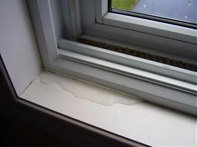Cửa sổ khi không được khép kín hoàn toàn rất dễ bị thấm mưa vào trong