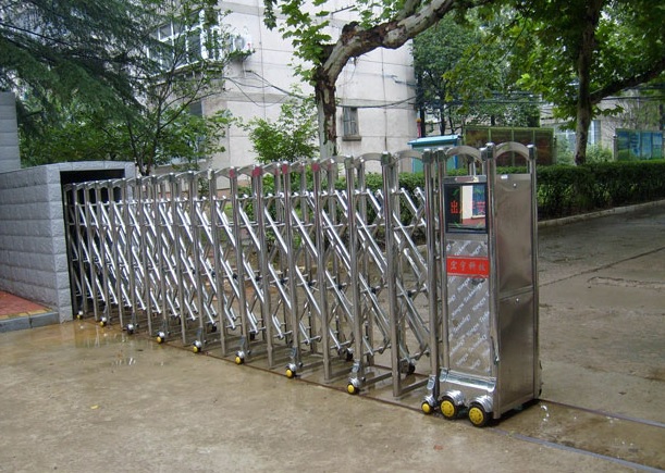 Phân biệt cổng xếp có ray