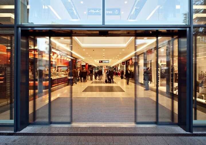 Mô tơ cửa kính tự động doortec trong trung tâm thương mại